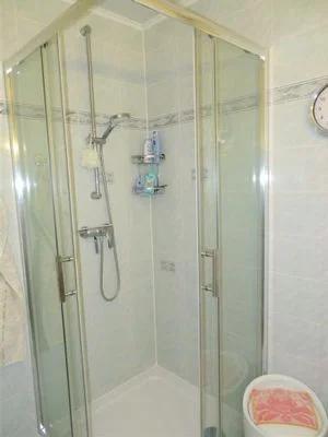 Bad im Erdgeschoss mit Dusche